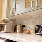 Trendy Two Bed Apartment With Private Garden