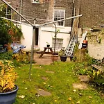 Trendy Two Bed Apartment With Private Garden