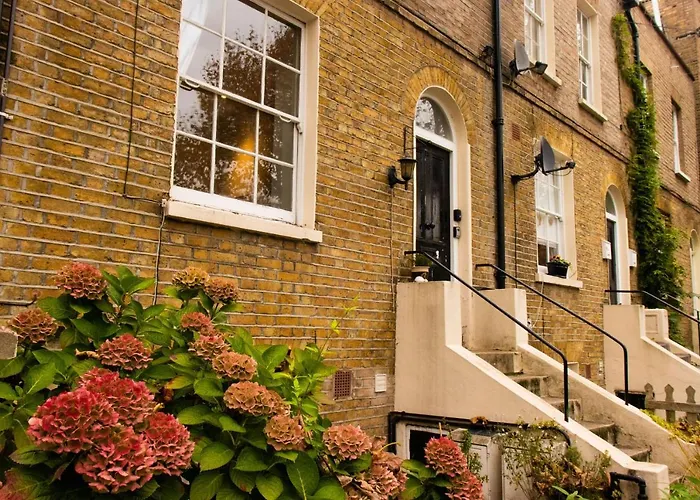 Trendy Two Bed Apartment With Private Garden